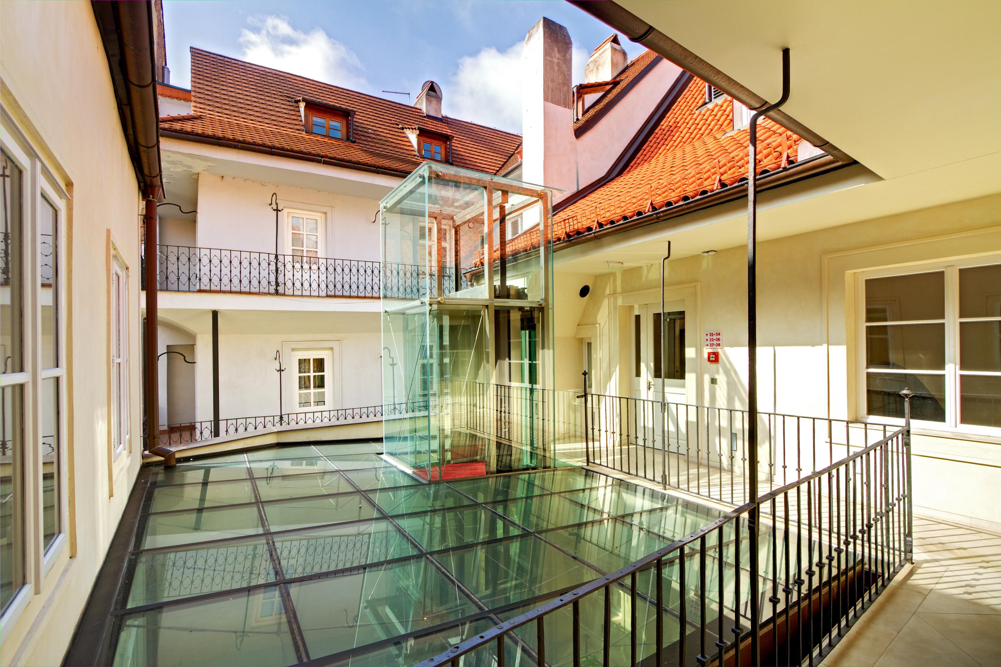 Three Storks Hotel Prague Luaran gambar The courtyard of the museum