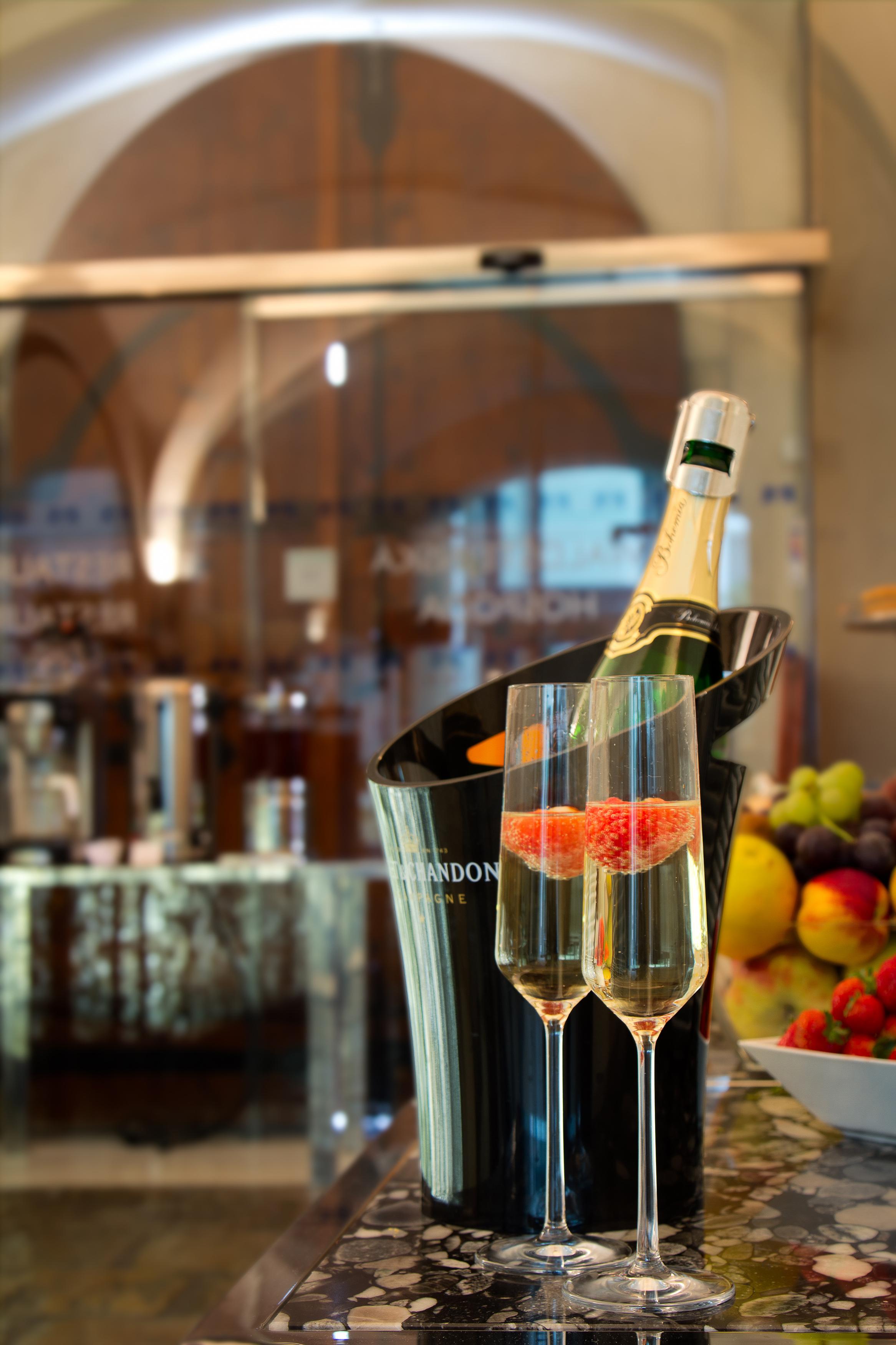 Three Storks Hotel Prague Luaran gambar A bottle of champagne
