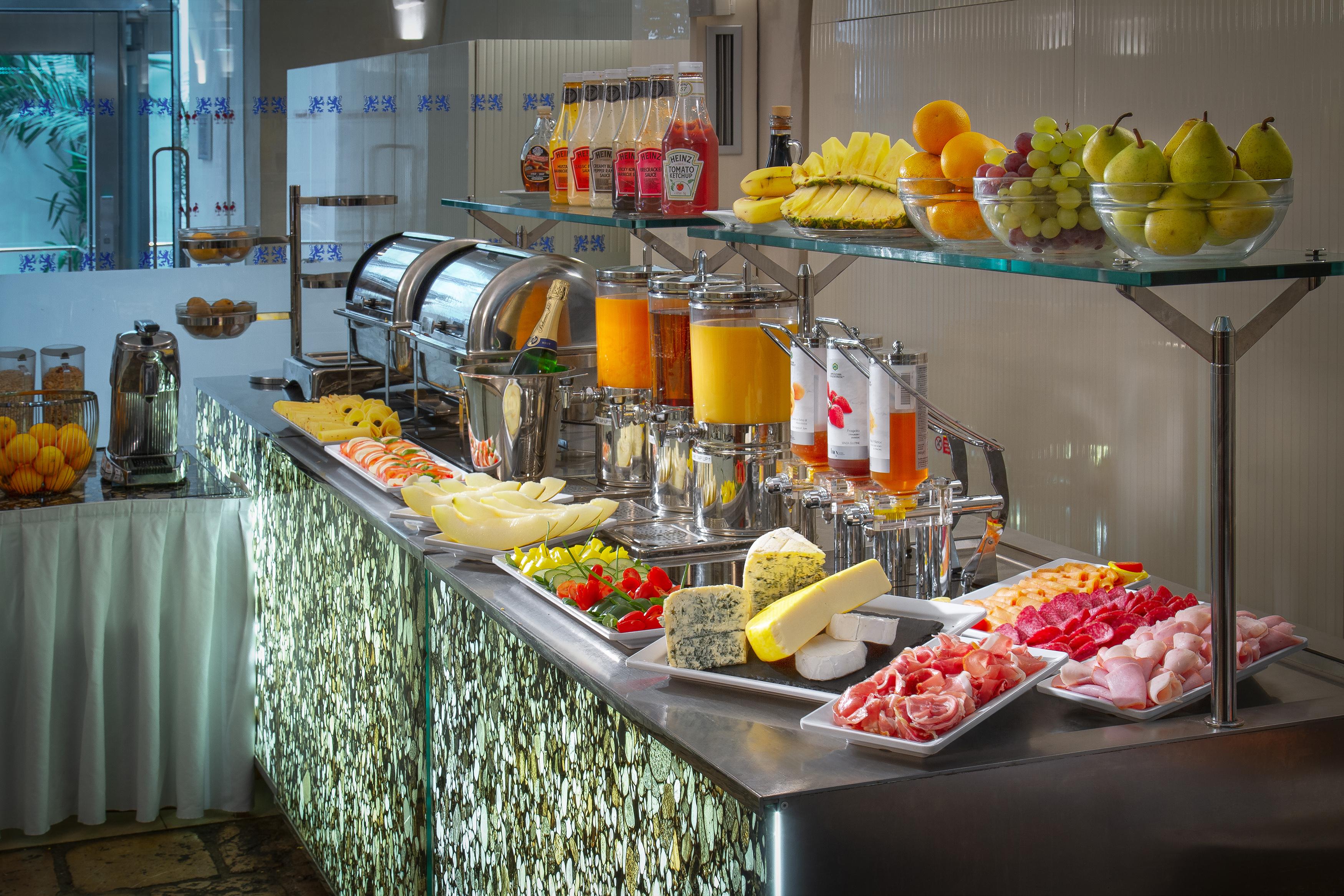 Three Storks Hotel Prague Luaran gambar A buffet